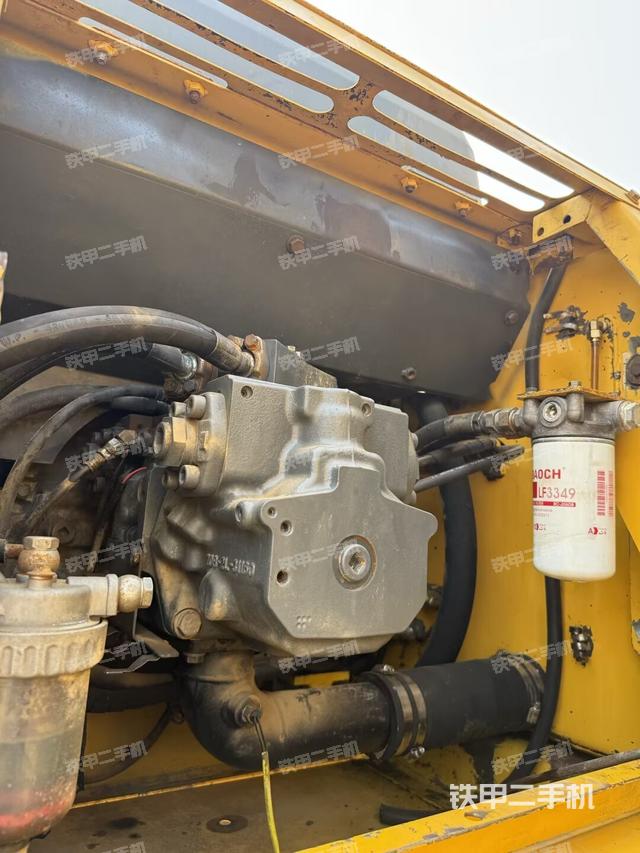 液压泵舱室正面整体（整机外观）