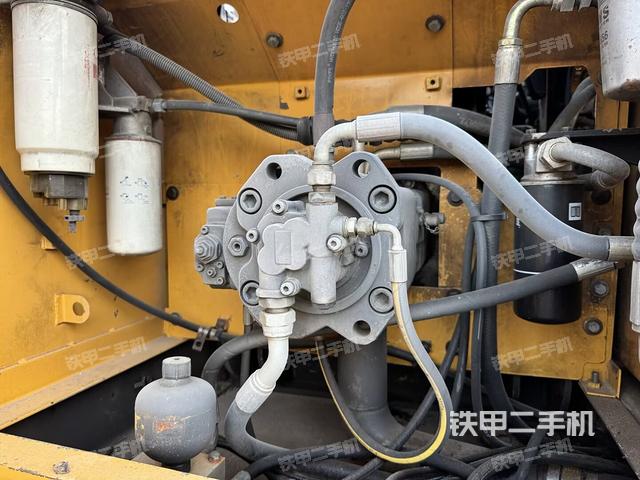 液壓泵艙室正面整體（整機外觀）