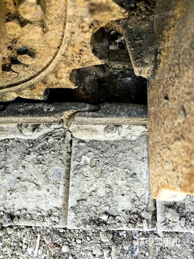 左驅(qū)動輪（行走機構(gòu)）