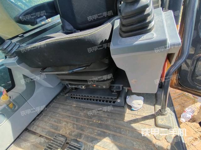 左后方玻璃角標（駕駛室部分）