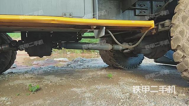 回轉(zhuǎn)馬達(dá)和主控閥(整機外觀) 回轉(zhuǎn)馬達(dá)和主控閥(整機外觀)