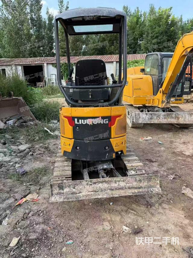 回转马达和主控阀（整机外观）