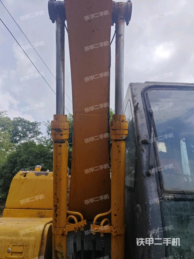 大臂油缸整体 竖拍（工作和回转装置）