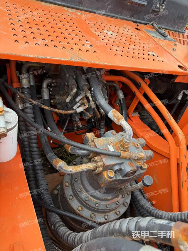 回转马达和主控阀（整机外观）