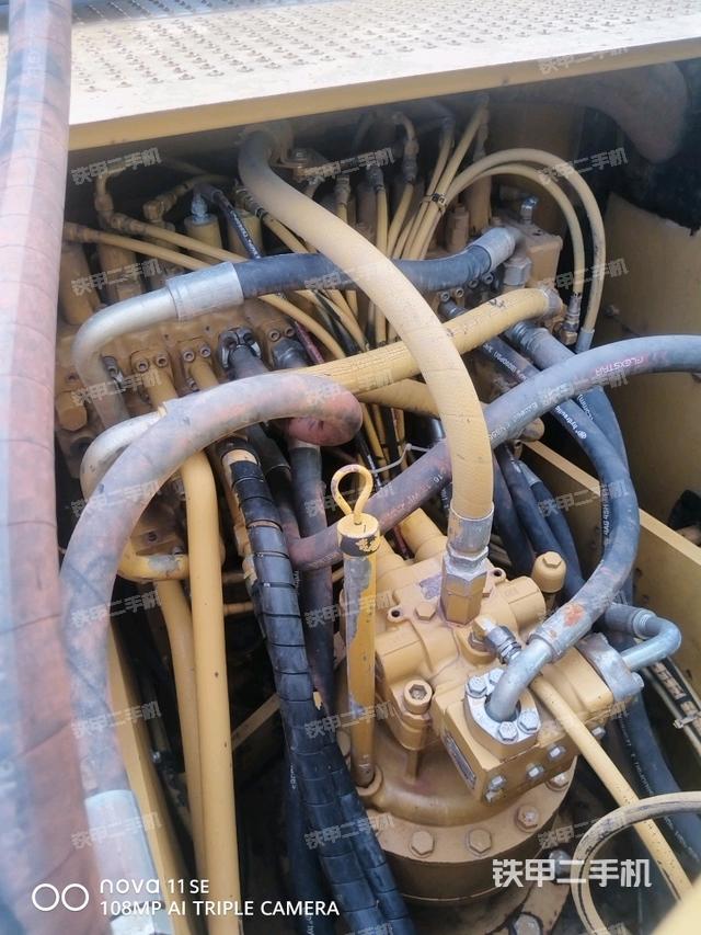 回转马达和主控阀(整机外观) 回转马达和主控阀(整机外观)