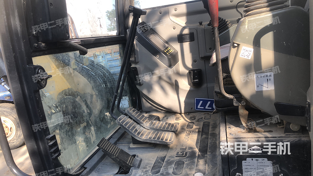 駕駛室整體(整機(jī)外觀) 駕駛室整體(整機(jī)外觀)