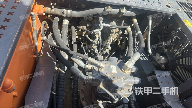 回轉(zhuǎn)馬達(dá)和主控閥(整機外觀) 回轉(zhuǎn)馬達(dá)和主控閥(整機外觀)