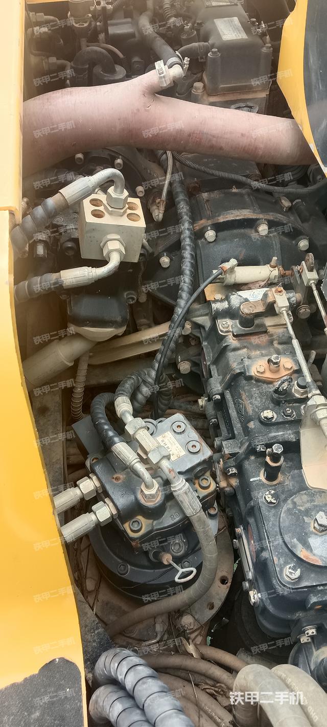 回轉(zhuǎn)馬達(dá)和主控閥(整機(jī)外觀) 回轉(zhuǎn)馬達(dá)和主控閥(整機(jī)外觀)