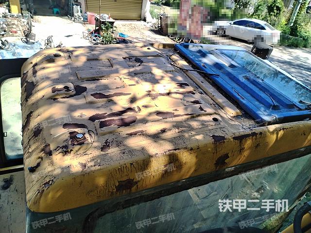 駕駛室頂部(整機(jī)外觀) 駕駛室頂部(整機(jī)外觀)