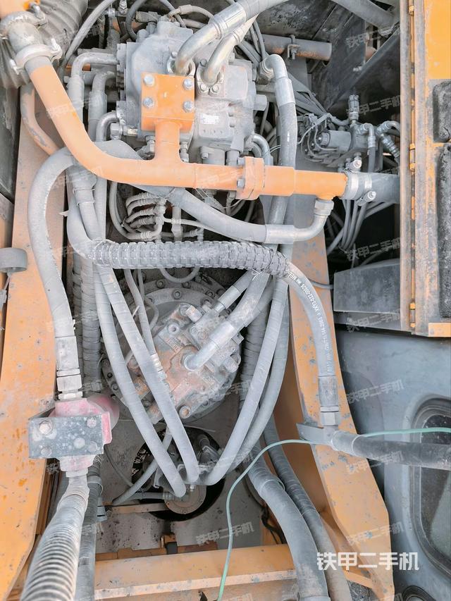 回转马达和主控阀（整机外观）