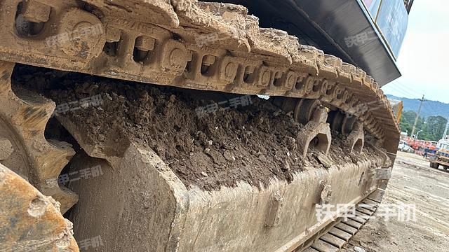 單側(cè)履帶整體(整機(jī)外觀) 單側(cè)履帶整體(整機(jī)外觀)