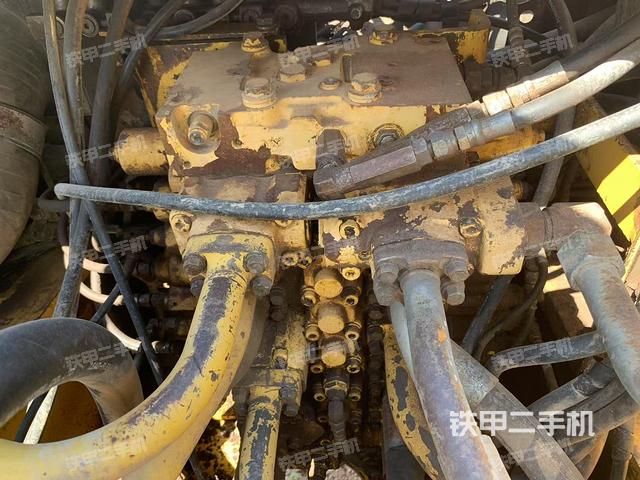 回转马达和主控阀（整机外观）