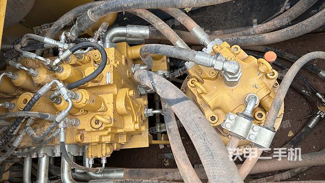 回轉(zhuǎn)馬達(dá)和主控閥(整機(jī)外觀) 回轉(zhuǎn)馬達(dá)和主控閥(整機(jī)外觀)