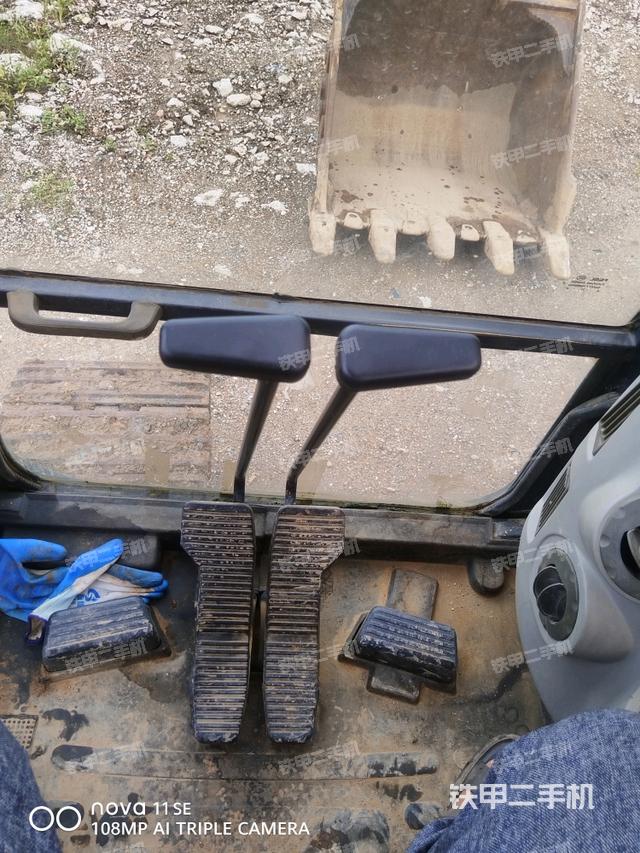 行走控制手柄和踏板?俯拍（駕駛室部分）