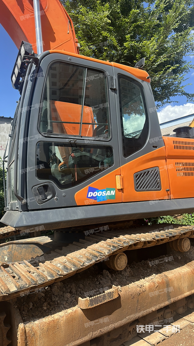 駕駛室整體(整機外觀) 駕駛室整體(整機外觀)