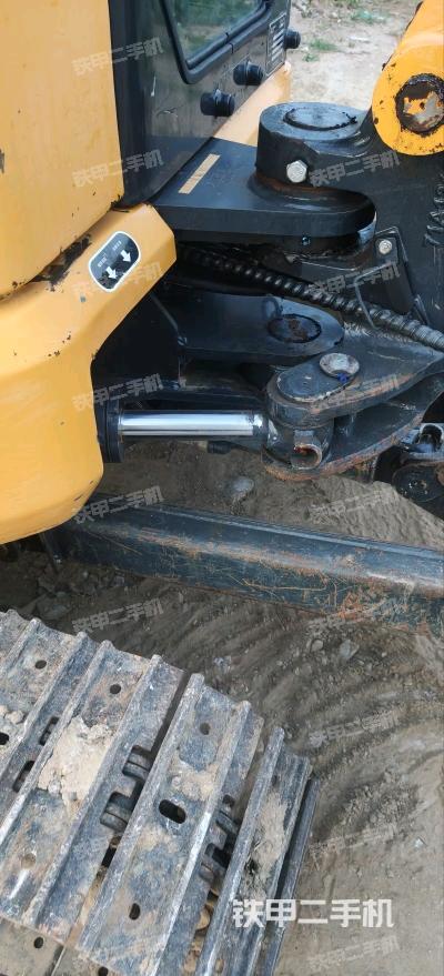 液壓泵艙室正面整體（整機外觀）