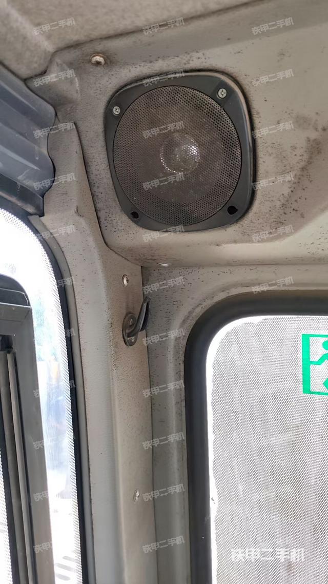 行走控制手柄和踏板?俯拍（駕駛室部分）