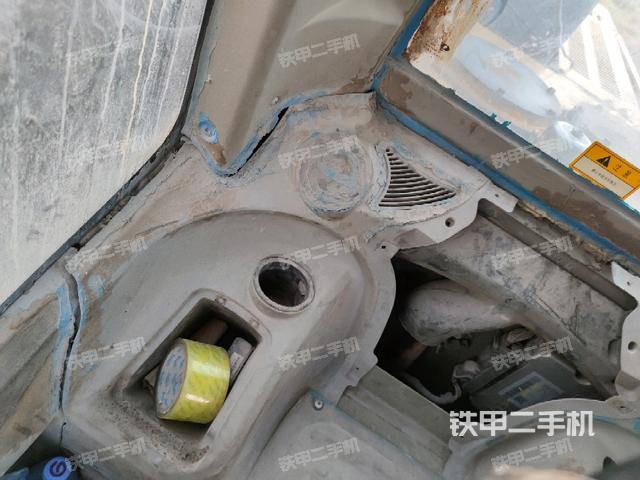 行走控制手柄和踏板 俯拍（驾驶室部分）