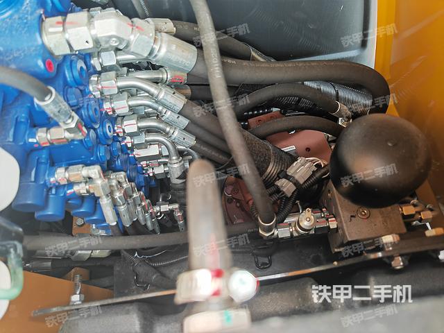 回轉(zhuǎn)馬達(dá)和主控閥(整機(jī)外觀) 回轉(zhuǎn)馬達(dá)和主控閥(整機(jī)外觀)