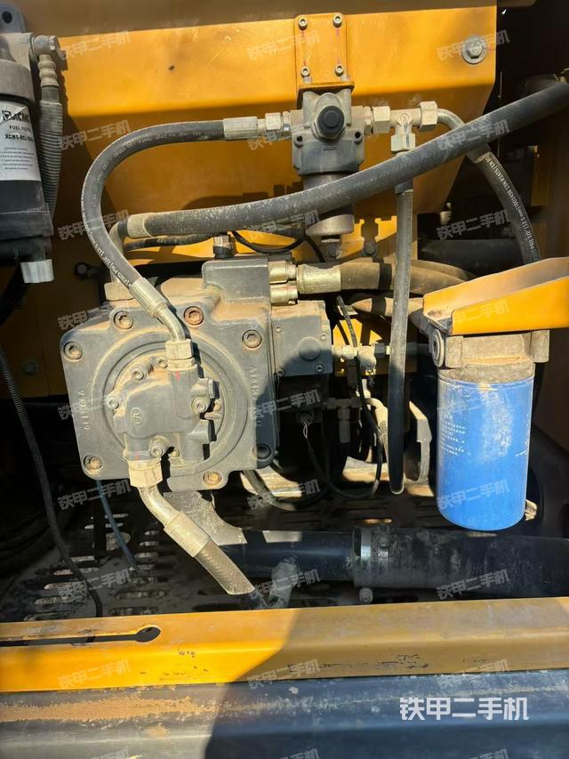 液压泵舱室正面整体(整机外观) 液压泵舱室正面整体(整机外观)