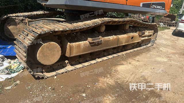 單側(cè)履帶整體(整機外觀) 單側(cè)履帶整體(整機外觀)