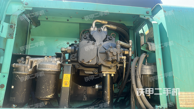 液壓泵艙室正面整體(整機外觀) 液壓泵艙室正面整體(整機外觀)