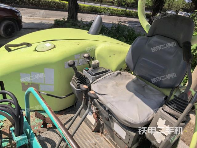 座椅左側(cè)控制臺(tái)/音響/含左手柄（駕駛室部分）