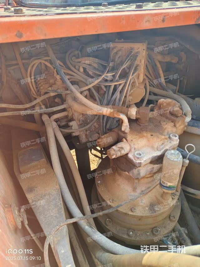 回转马达和主控阀(整机外观) 回转马达和主控阀(整机外观)