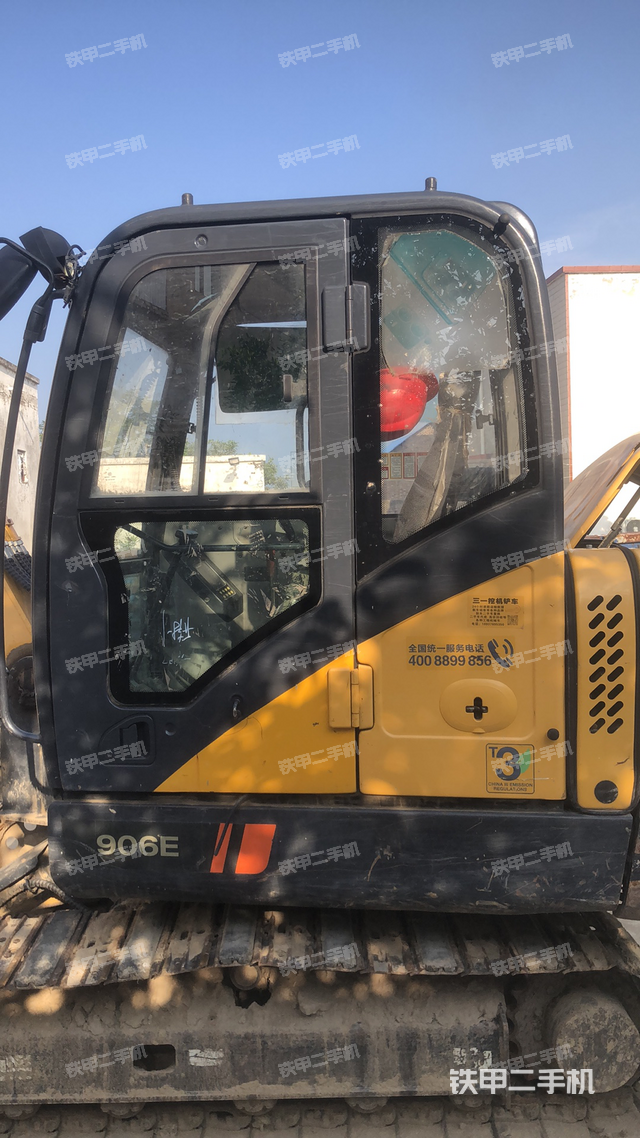 駕駛室頂部(整機(jī)外觀) 駕駛室頂部(整機(jī)外觀)