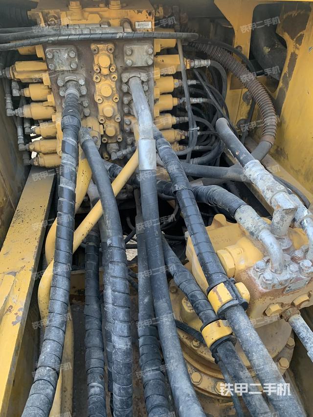 回转马达和主控阀（整机外观）