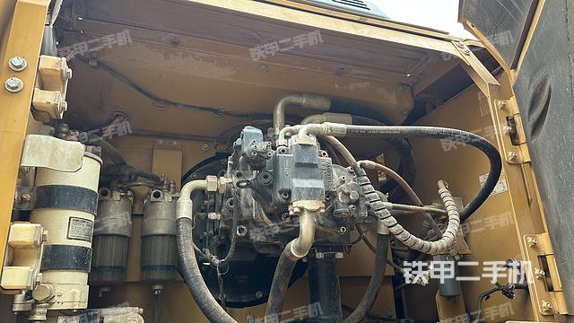 液壓泵艙室正面整體(整機(jī)外觀) 液壓泵艙室正面整體(整機(jī)外觀)