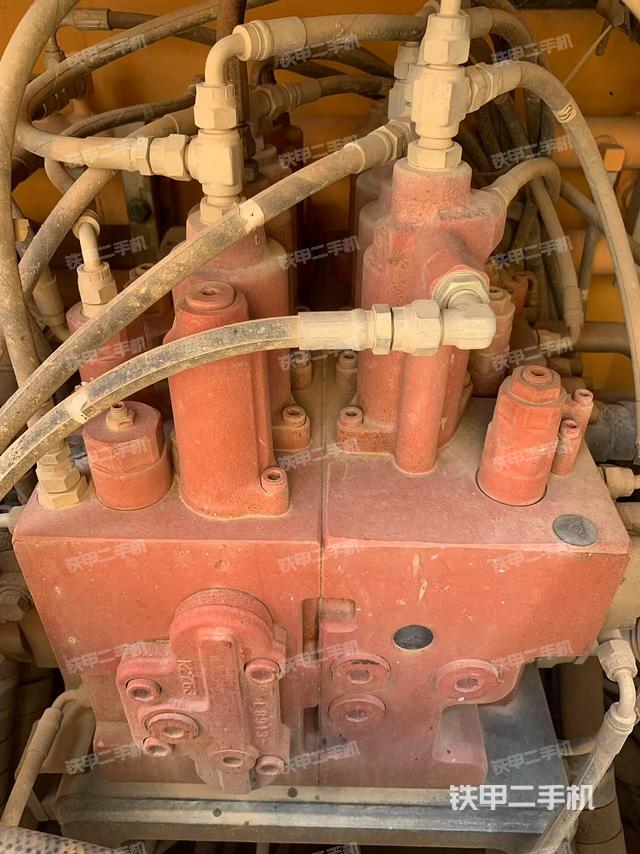 回转马达和主控阀（整机外观）