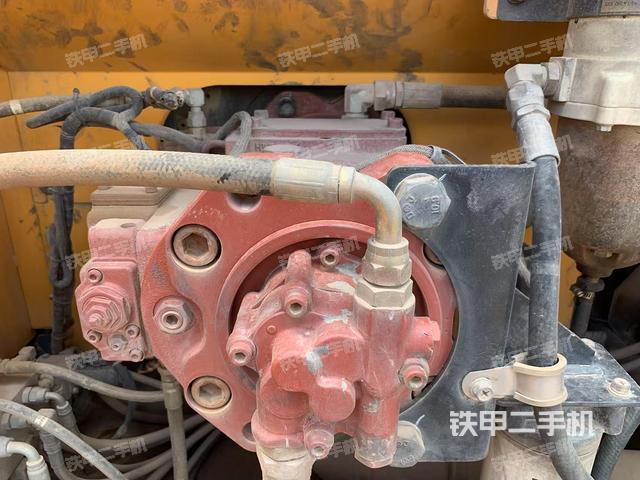 液压泵舱室正面整体（整机外观）
