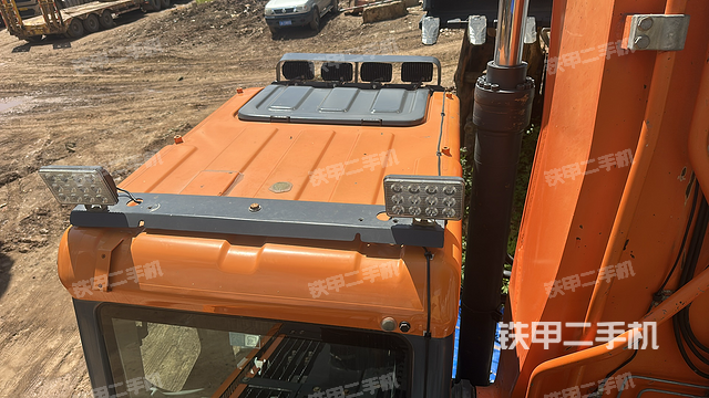 駕駛室頂部(整機外觀) 駕駛室頂部(整機外觀)