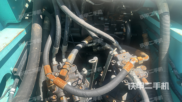 回轉(zhuǎn)馬達(dá)和主控閥(整機外觀) 回轉(zhuǎn)馬達(dá)和主控閥(整機外觀)