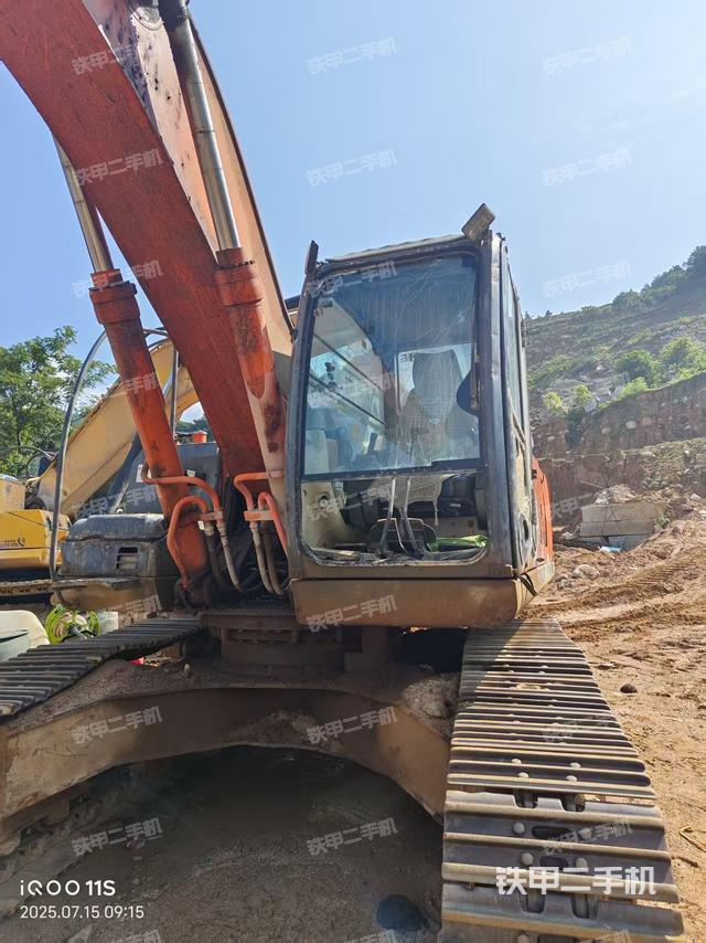 驾驶室顶部(整机外观) 驾驶室顶部(整机外观)