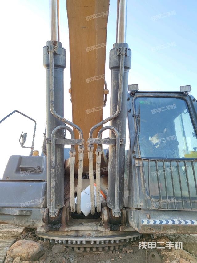 大臂油缸整体 竖拍（工作和回转装置）