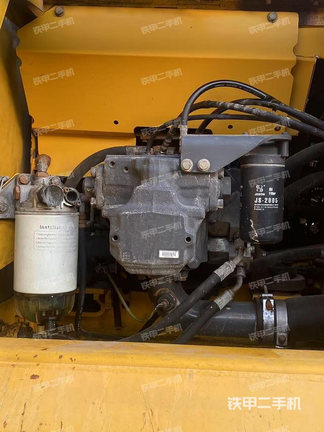 液压泵舱室正面整体（整机外观）