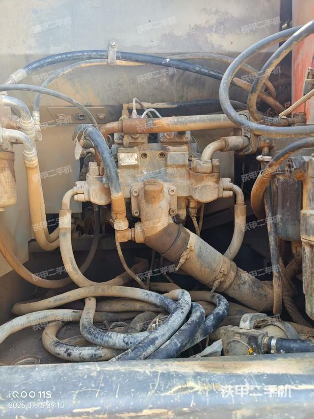 液压泵舱室正面整体(整机外观) 液压泵舱室正面整体(整机外观)