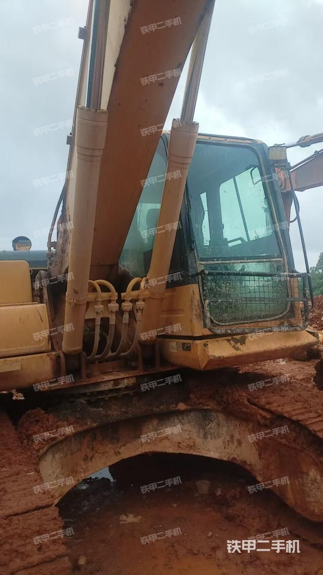 駕駛室整體(整機(jī)外觀) 駕駛室整體(整機(jī)外觀)