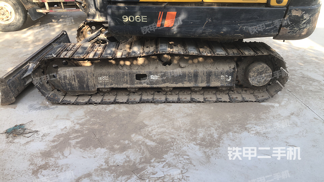 單側(cè)履帶整體(整機(jī)外觀) 單側(cè)履帶整體(整機(jī)外觀)