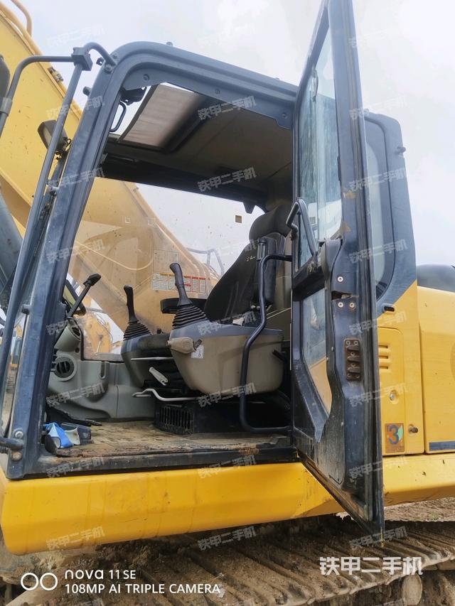 左后方玻璃角標（駕駛室部分）