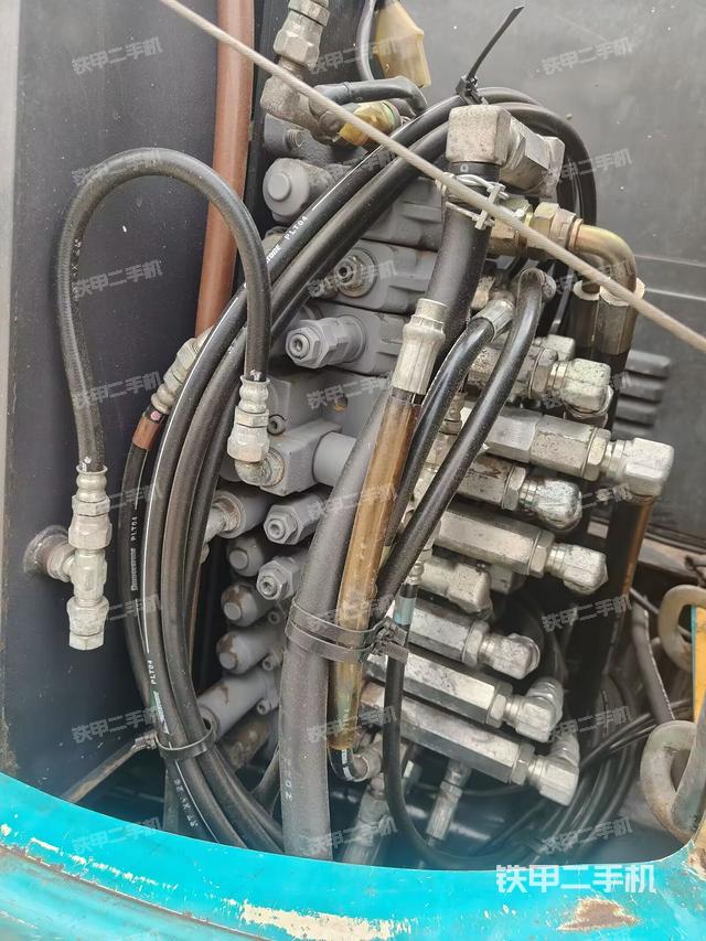 回转马达和主控阀（整机外观）