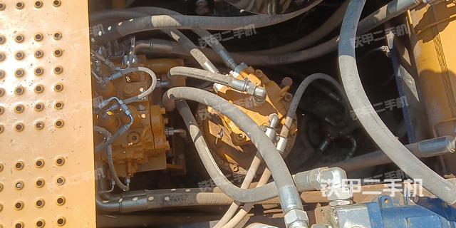 回轉馬達和主控閥(整機外觀) 回轉馬達和主控閥(整機外觀)