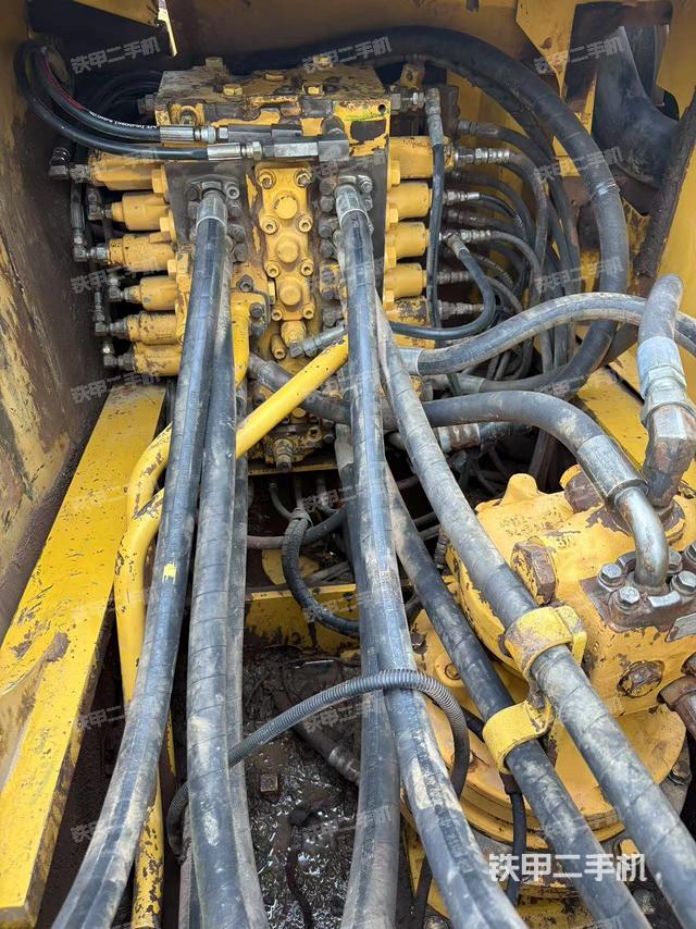 回轉(zhuǎn)馬達(dá)和主控閥（整機(jī)外觀）