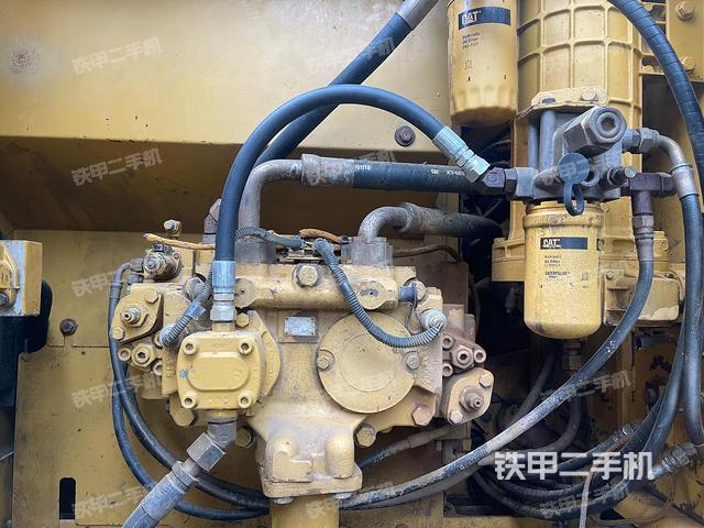 液壓泵艙室正面整體（整機外觀）