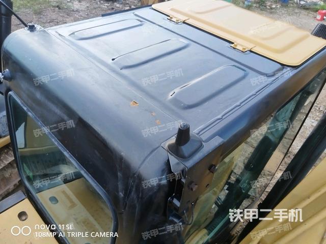 駕駛室頂部(整機(jī)外觀) 駕駛室頂部(整機(jī)外觀)