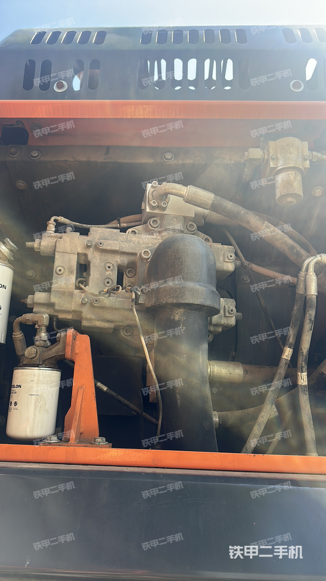 液壓泵艙室正面整體(整機外觀) 液壓泵艙室正面整體(整機外觀)