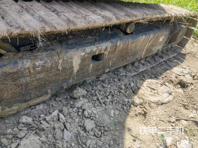 单侧履带整体(整机外观) 单侧履带整体(整机外观)