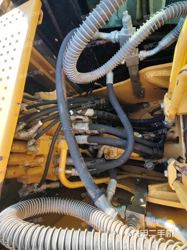 回转马达和主控阀（整机外观）